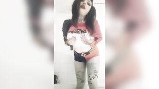 Peeing in Harley Quinn Cosplay! - 6 image