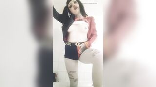 Peeing in Harley Quinn Cosplay! - 8 image
