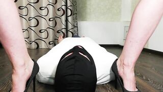 Watch this kinky 18yo mistress get off by licking her shaved pussy and squirting with orgasm - 6 image