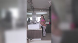 Watch this gorgeous amateur babe oil up her juicy pussy and then squirt like a pro