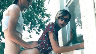 Dunnes Madchen filmt heiBen Sommer im Freien hammern - 7 image