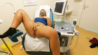 OMG!!!perverted doctor poses hidden camera, client cums... - 2 image